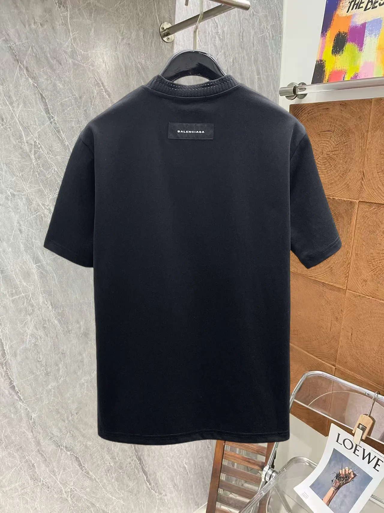 Burberry's top products 🐮2026 Spring and Summer New Arrival first counter, the latest New Arrival short-sleeved round neck T-shirt Premium customized design, avant-garde and fashionable! Brand logo heavy craftsmanship design Premium customized 260g fabric. Soft to the touch. Comfortable to wear. Counter-level exquisite stitching. Fine workmanship. The upper body effect is incomparably handsome! A must-have item for a stylish man! Sizes:M-XXXL